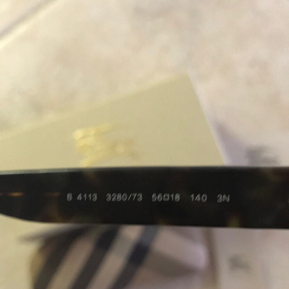 Auth. Burberry {Unisex} Sunglasses - Picture 4 of 6